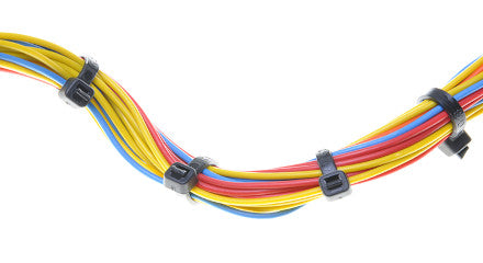 Kabelbinder aus Kunststoff bündeln mehrere Kabel
