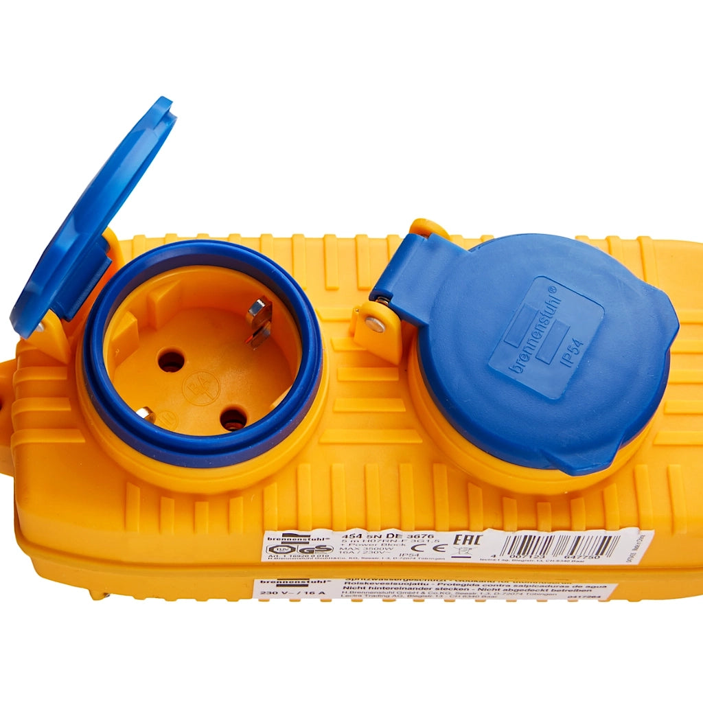 Brennenstuhl Baustellenkabel mit Powerblock 4-fach 5m IP54 (1169200010) Nahaufnahme von 2 Steckdosen mit Klappdeckel, einer davon geöffnet