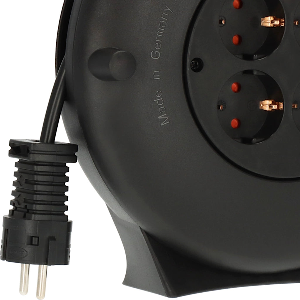 Brennenstuhl Kabelbox Vario Line 4-fach 10m (1093900) Nahaufahme vom Stecker der Kabeltrommel