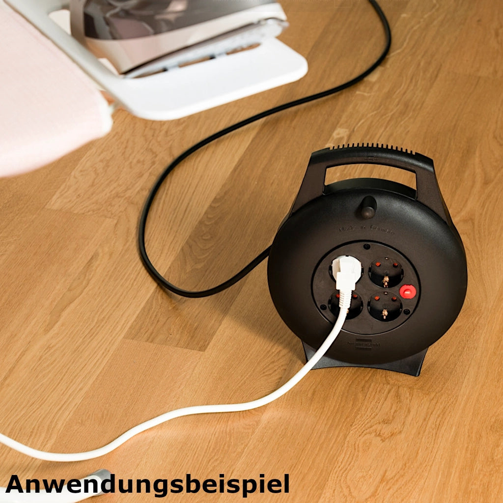 Brennenstuhl Kabelbox Vario Line 4-fach 10m (1093900) steht auf dem Holzboden mit einem eingesteckten Stecker