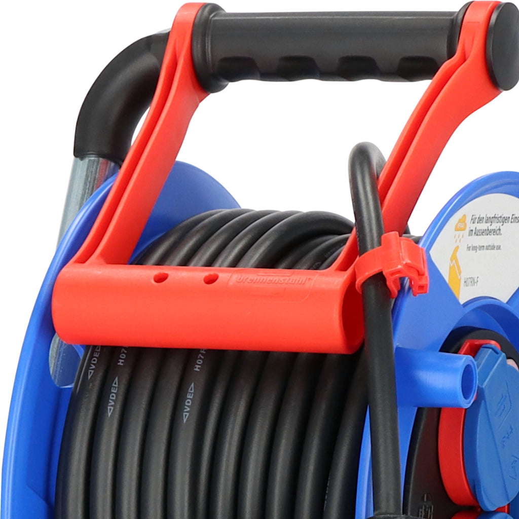 Brennenstuhl Kabeltrommel Garant 3-fach 25m IP44 (1218350) Nahaufnahme vom Tagegriff mit Cablepilot