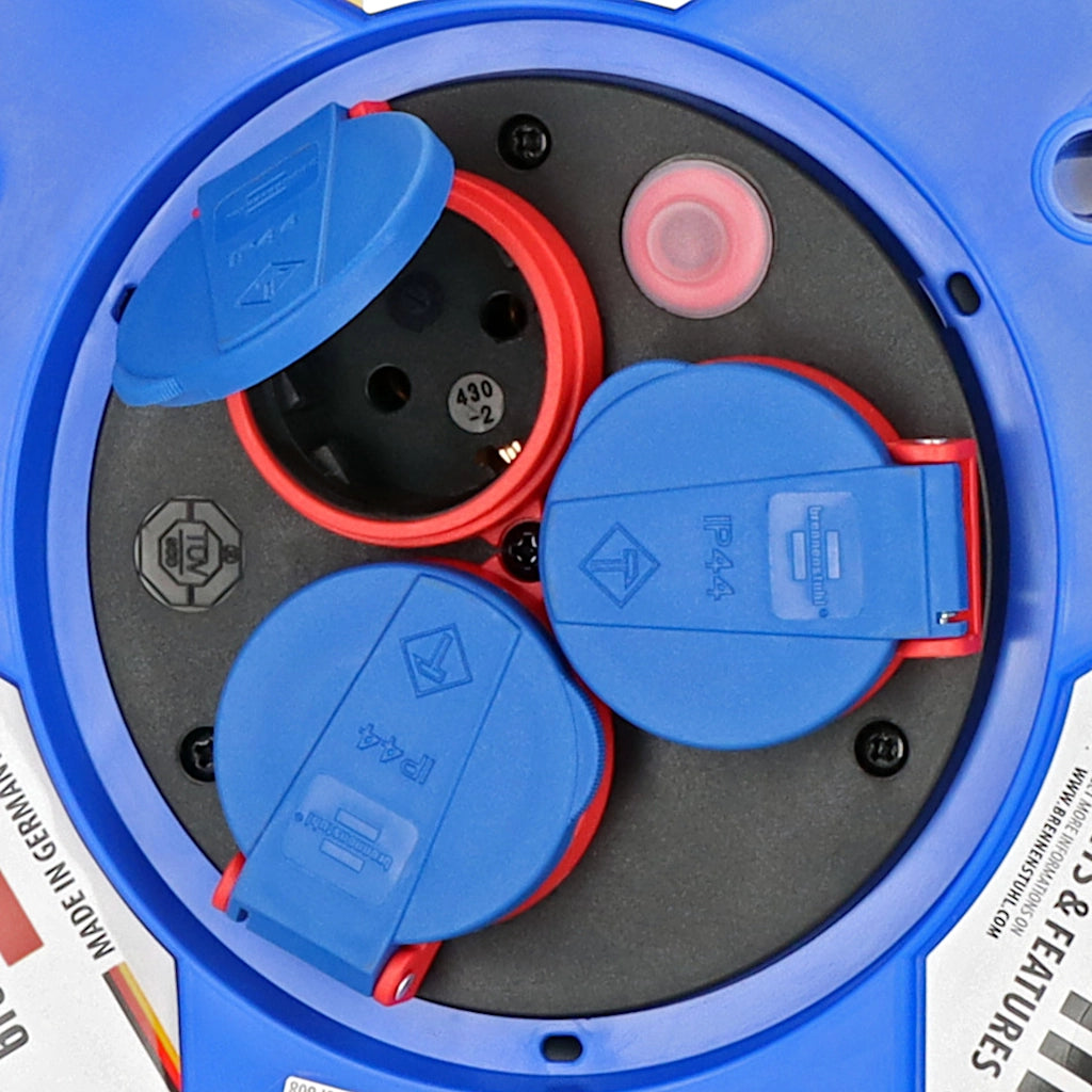 Brennenstuhl Kabeltrommel Garant 3-fach 25m IP44 (1218350) Nahaufnahme der 3 Schutzkontakt Steckdosen mit Klappdeckeln