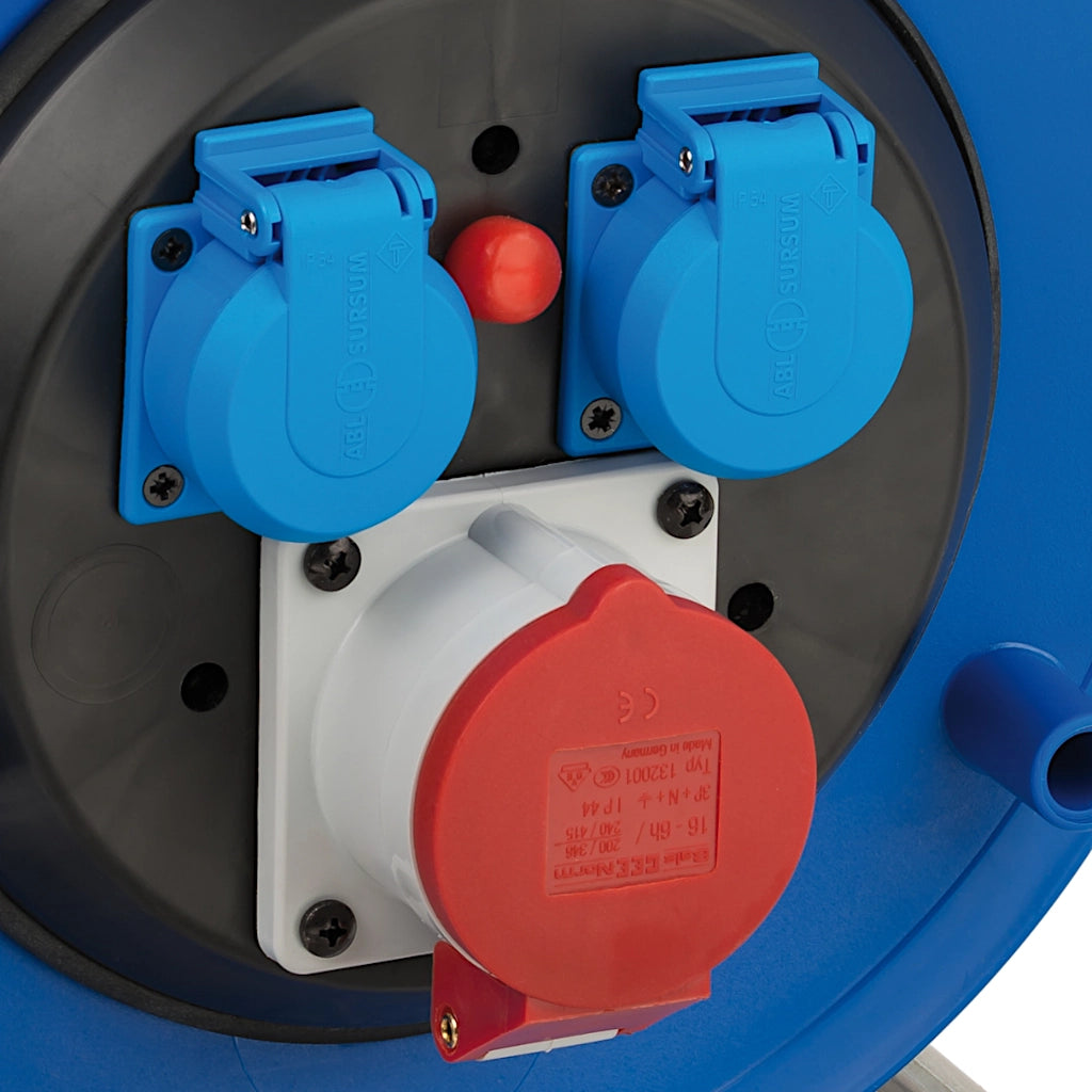 Brennenstuhl Kabeltrommel Garant CEE 30m IP44 (1182720) Nahaufnahme 2 Schutzkontakt Steckdosen und 1 CEE Steckdose