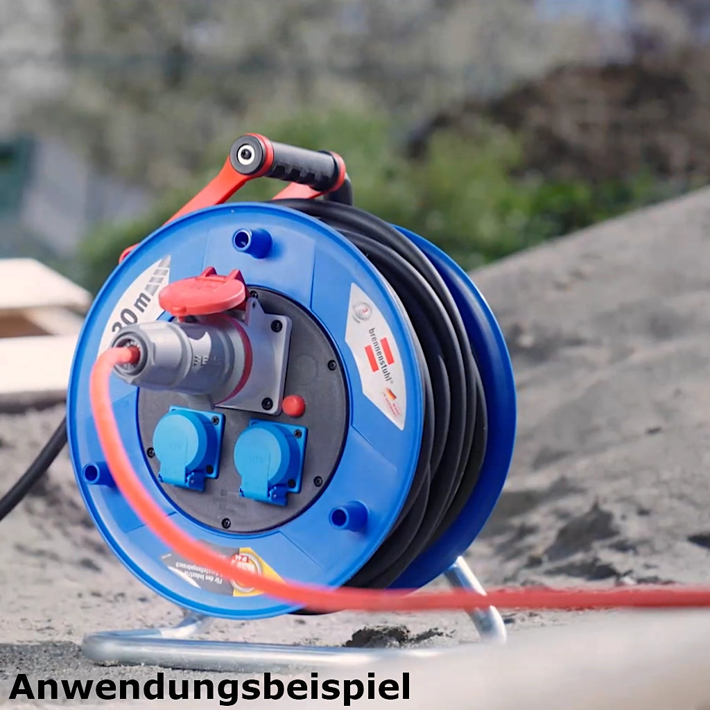 Eine Brennenstuhl Kabeltrommel Garant CEE 30m IP44 (1182720) steht auf einer Baustelle auf dem Boden voller Sand