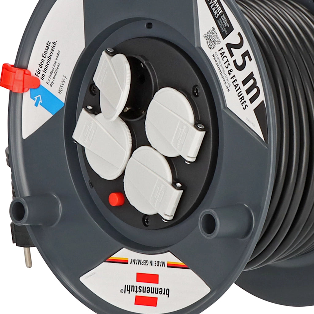 Brennenstuhl Kabeltrommel Garant E 4-fach 25m (1215056) Nahaufnahme der 4 Schutzkontakt Steckdosen mit selbstschließenden Deckeln