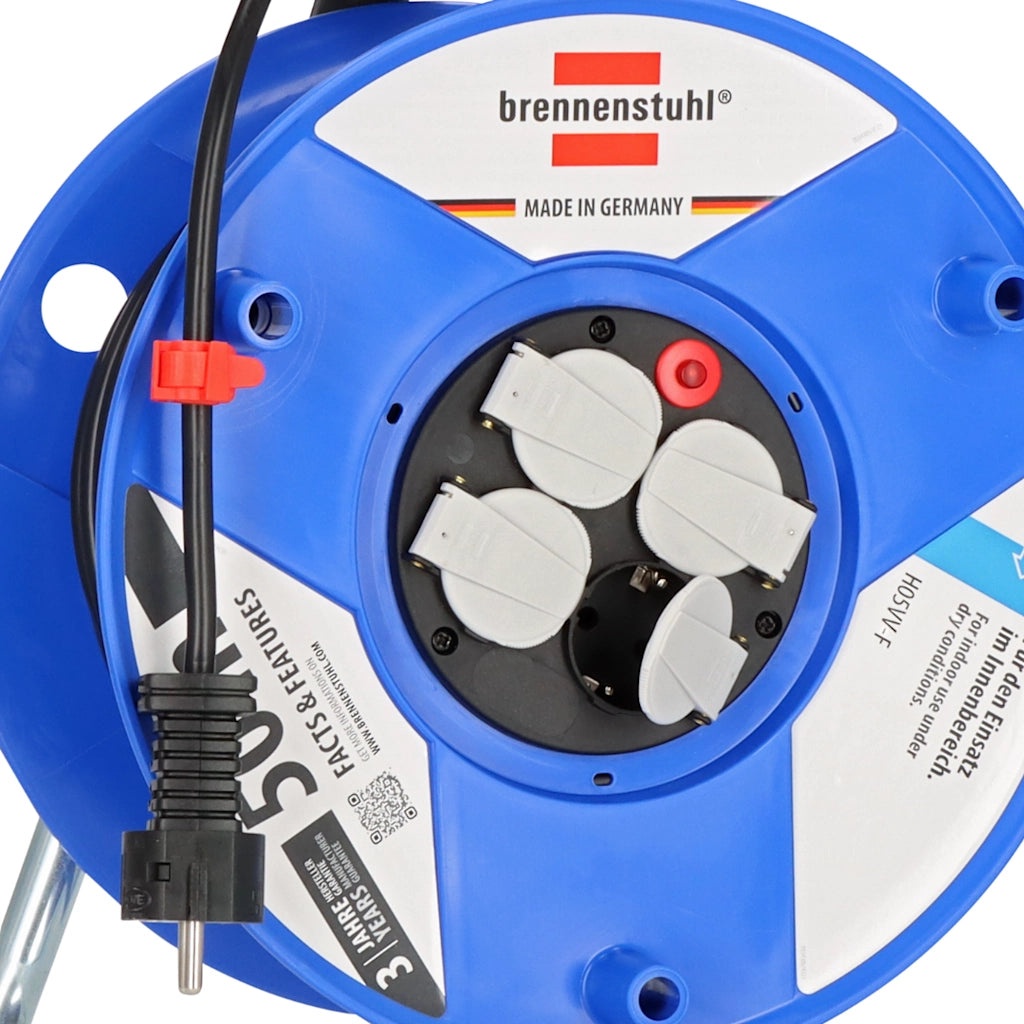 Brennenstuhl Kabeltrommel Garant E 4-fach 50m (1208060) Nahaufnahme der 4 Steckdosen und vom Stecker