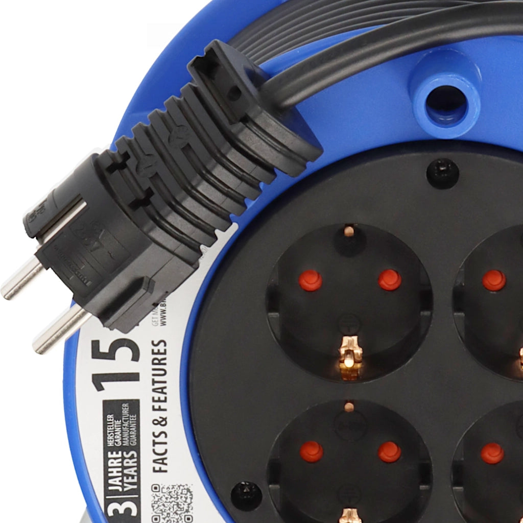 Brennenstuhl Kabeltrommel Garant 4-fach 15m (1079180004) Nahaufnahme der 4 Steckdosen mit dem Stecker