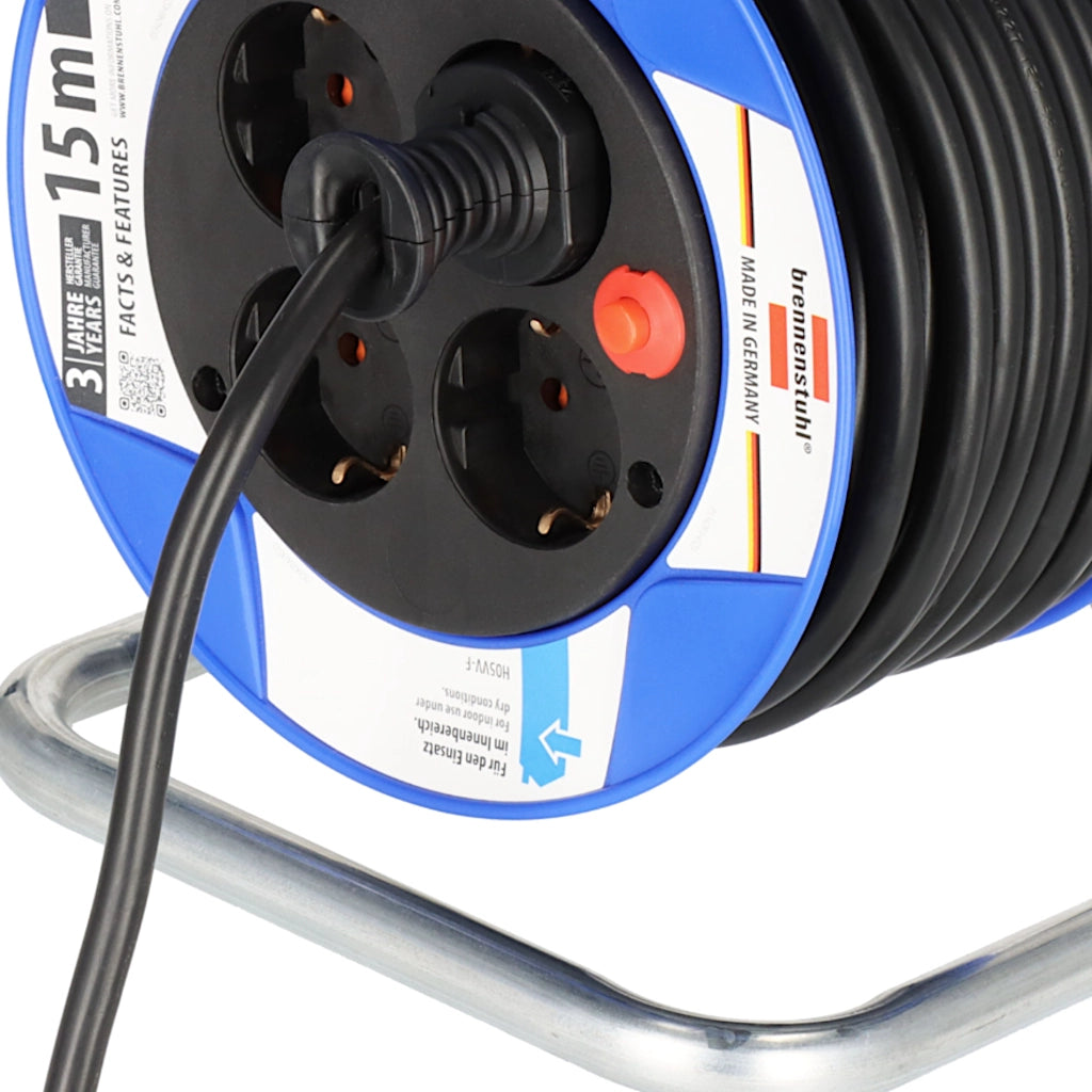 Brennenstuhl Kabeltrommel Garant 4-fach 15m (1079180004) Nahaufnahme der 4 Steckdosen mit einem eingesteckten Stecker