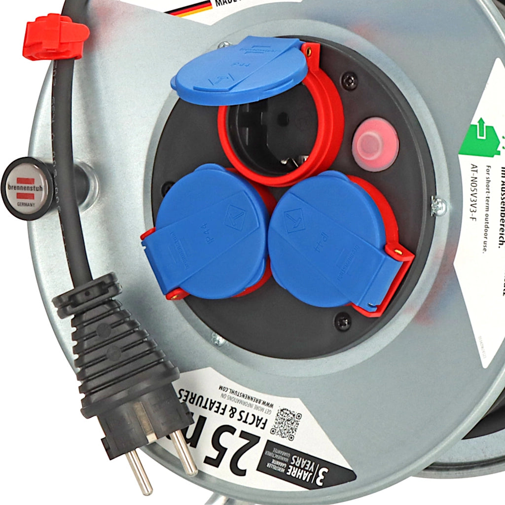 Brennenstuhl Kabeltrommel Garant S 3-fach 25m IP44 (1198580) Nahaufnahme der 3 Steckdosen mit Klappdeckel