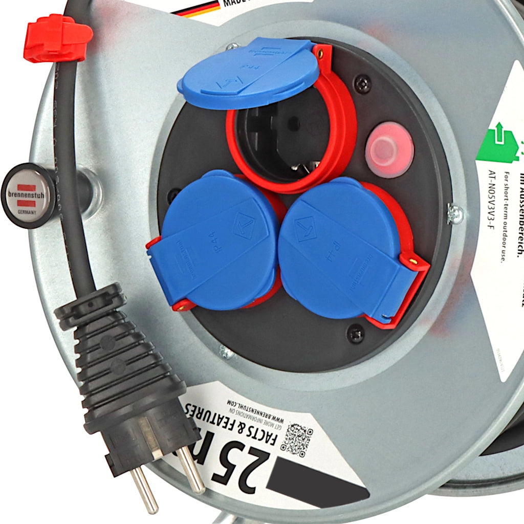 Brennenstuhl Kabeltrommel Garant S 3-fach 25m IP44 (1198580) Nahaufnahme der 3 Steckdosen mit Klappdeckel