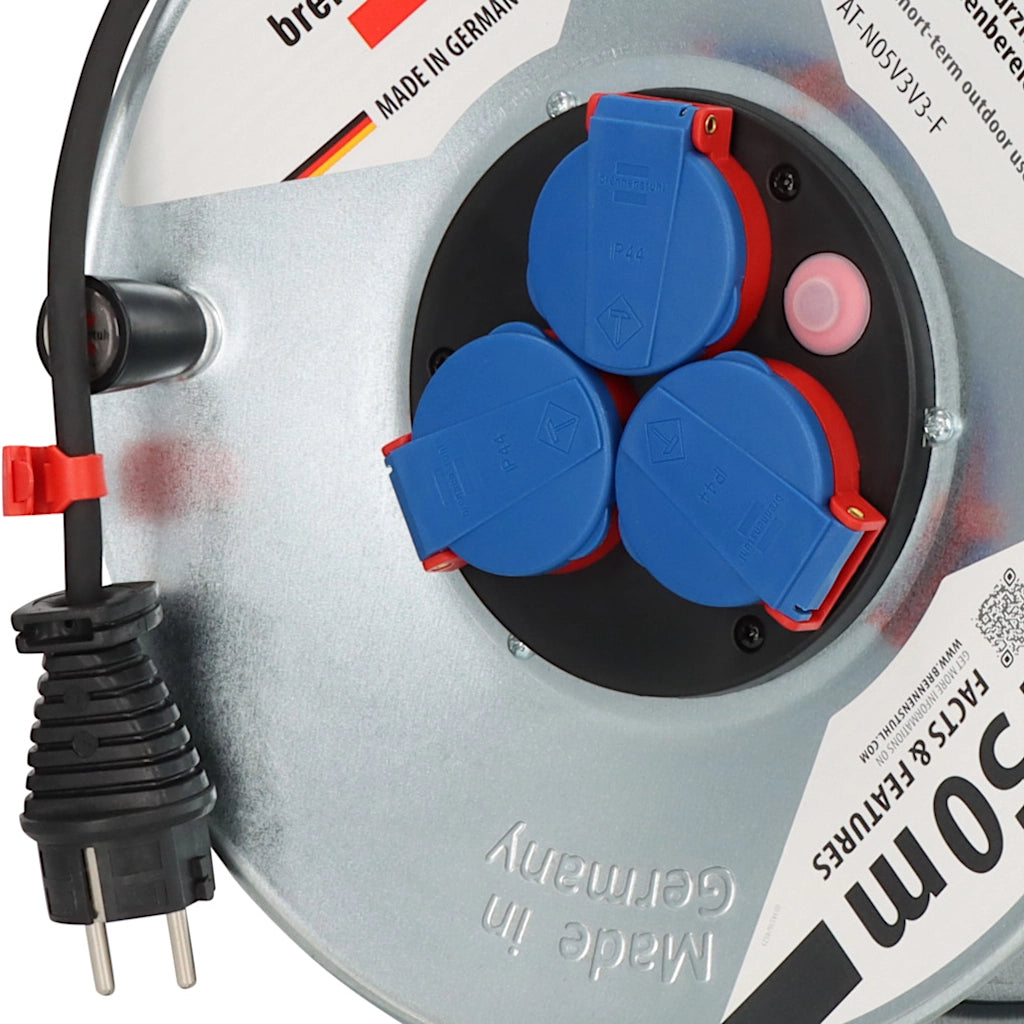 Brennenstuhl Kabeltrommel Garant S 3-fach 50m IP44 (1198590) Nahaufnahme vom Stecker und den 3 Steckdosen