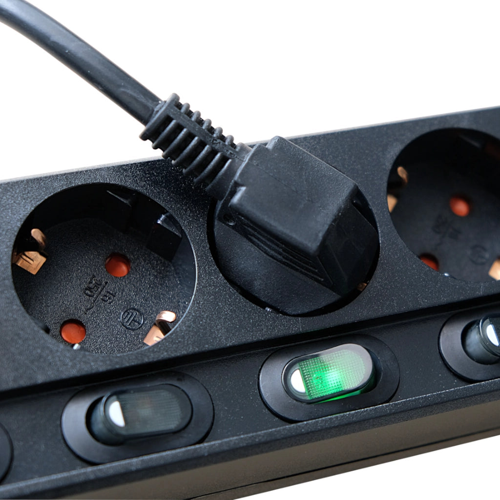 Brennenstuhl Steckdosenleiste 6-fach einzeln schaltbar schwarz (1153110116) Nahaufnahme vom Steckdoseneinsatz und Schalter