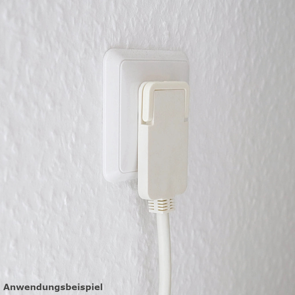 Der Flachstecker einer Brennenstuhl Steckdosenleiste ist in einer Unterputzsteckdose an einer weißen Wand eingesteckt