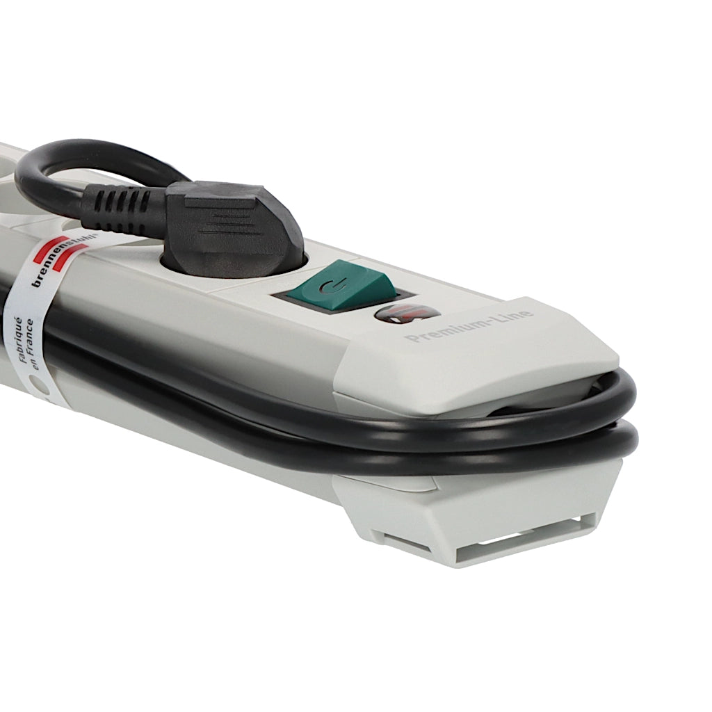 Nahaufnahme von der Kabelaufnahme mit aufgewickeltem Kabel von einer Brennenstuhl Steckdosenleiste in lichtgrau