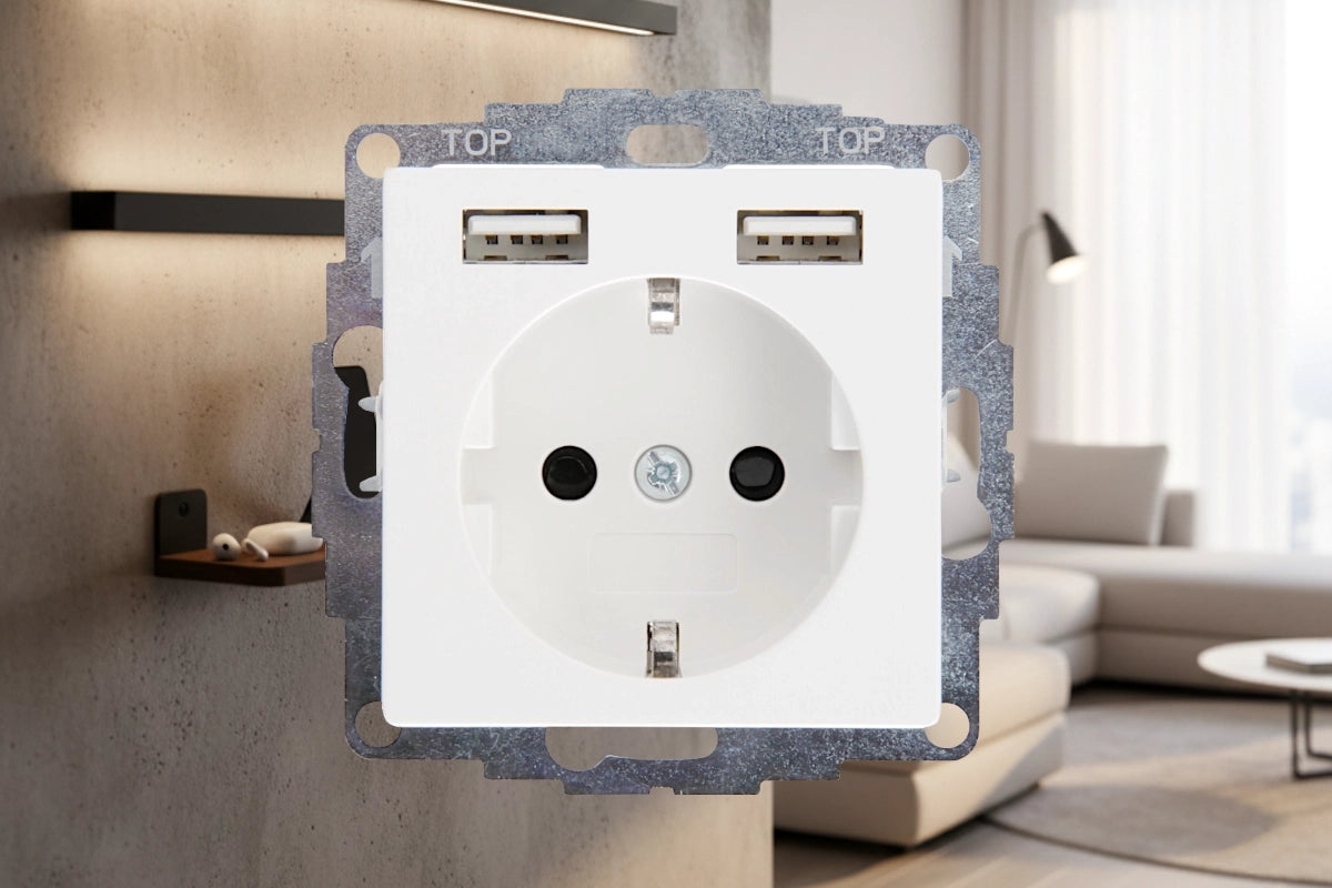 Kopp Athenis HK07 Steckdose mit 2x USB in reinweiss vor einer Wohnlandschaft