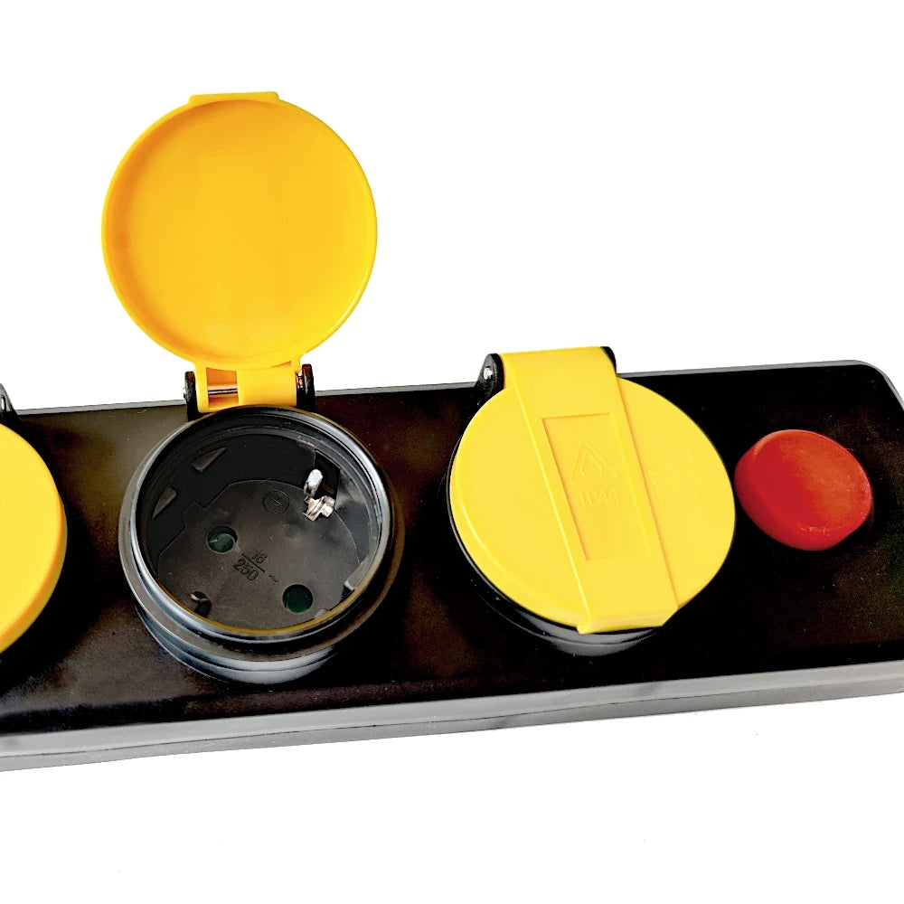 Kopp Feuchtraum Steckdosenleiste 4-fach mit Schalter schwarz Nahaufnahme bei geöffnetem Klappdeckel