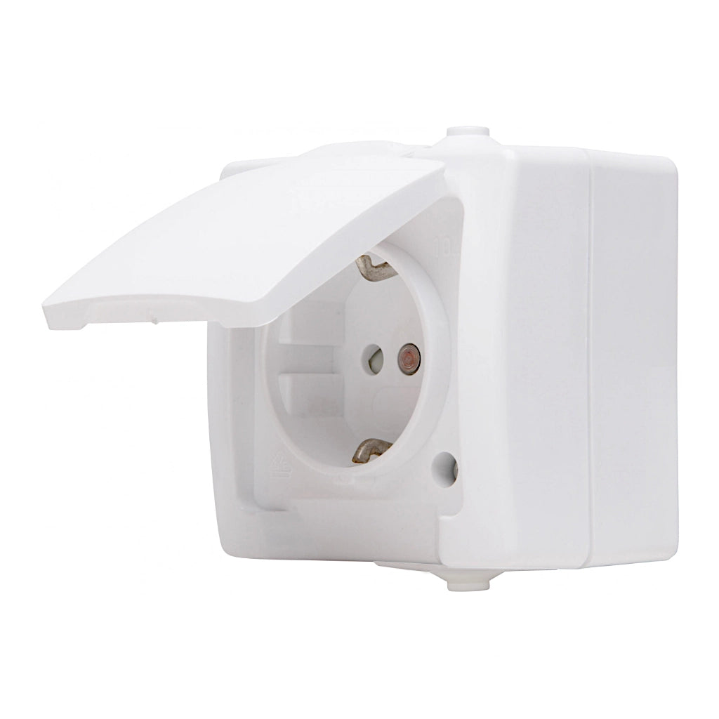 Kopp Nautic arktisweiß Steckdose mit Berührungsschutz (107802006) Ansicht schräg von der Seite mit geöffnetem Klappdeckel