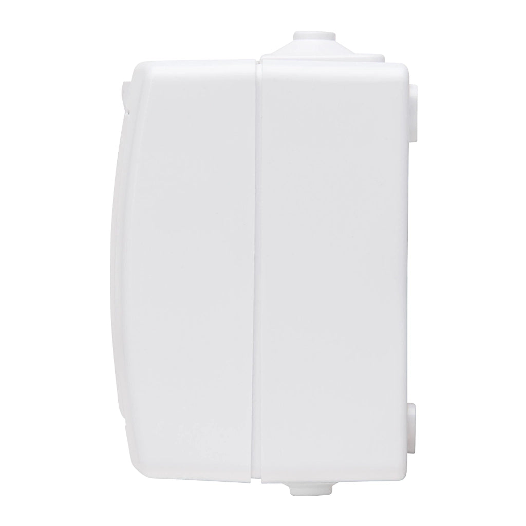 Kopp Nautic arktisweiß Steckdose mit Berührungsschutz (107802006) Seitenansicht mit geschlossenem Klappdeckel