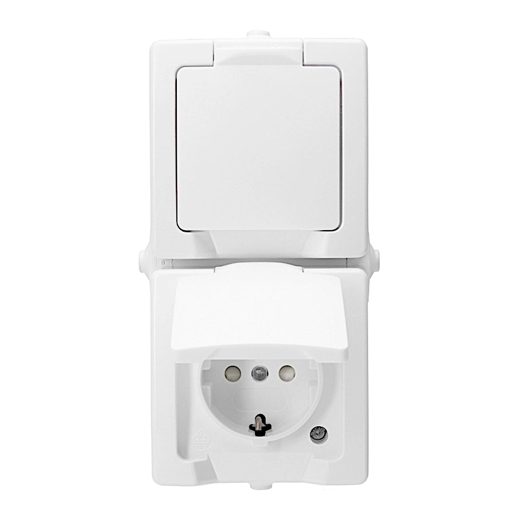 Kopp Nautic arktisweiß Steckdose mit Berührungsschutz 2-fach senkrecht (136902009) Ansicht von vorn - ein Klappdeckel geschlossen, einer offen