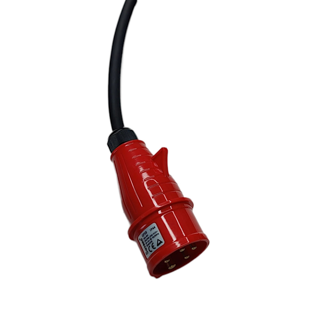 Ein roter CEE Stecker von einem Kopp CEE Verlängerungskabel