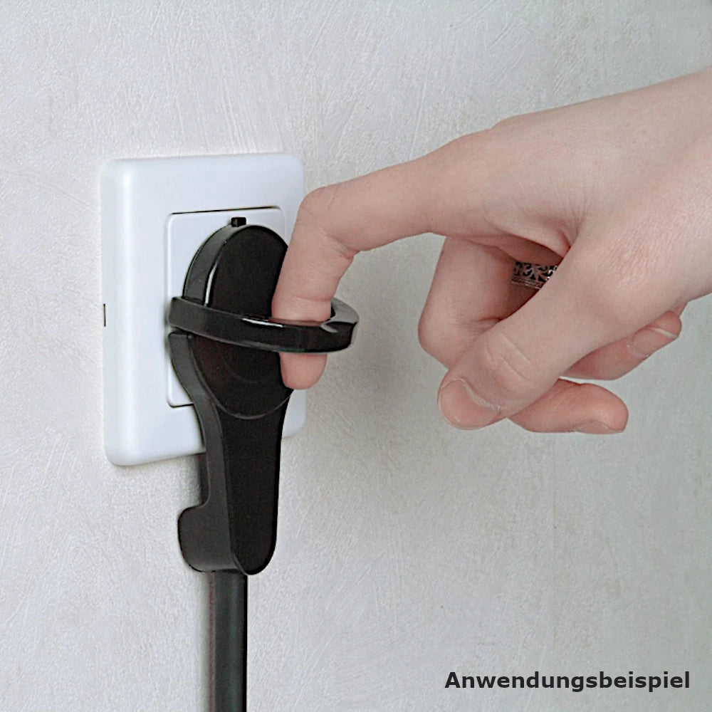 Kopp Winkelstecker extraflach schwarz Anwendungsbeispiel - Eine Person zieht den Stecker am Bügel aus der Steckdose.