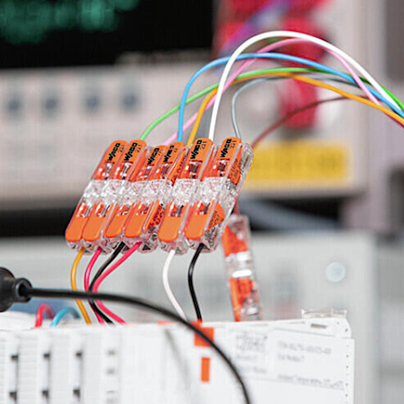 mehrere Durchgangsverbinder mit eingesteckten Kabeln