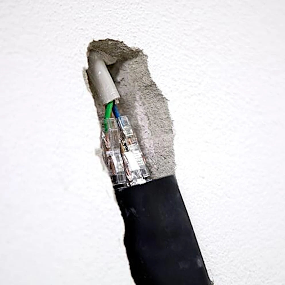 Kabelreparatur mit Wago Durchgangsverbindern in einer geöffneten Betonwand