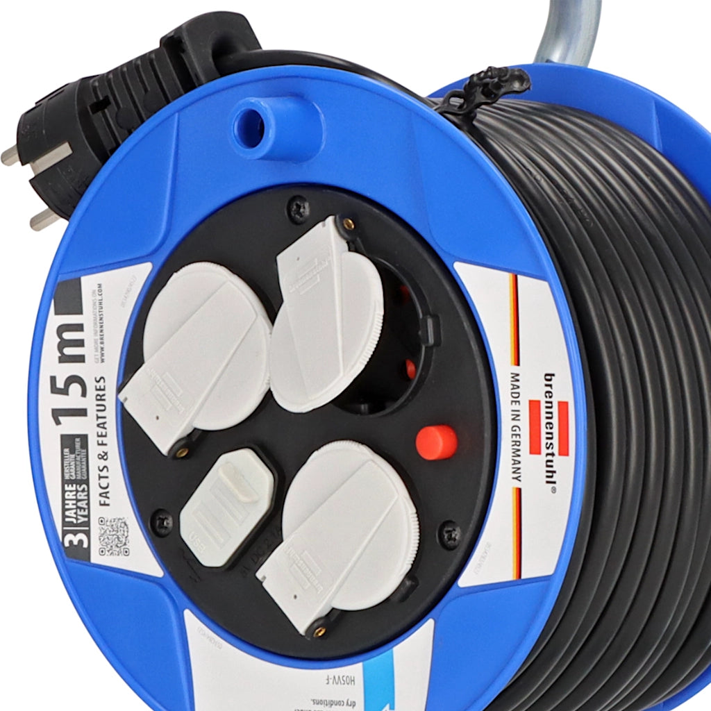 Brennenstuhl Kabeltrommel 3-fach + 2x USB 15m (1079180600) Nahaufnahme von rechts der 3 Steckdosen und der USB Ladesteckdose 