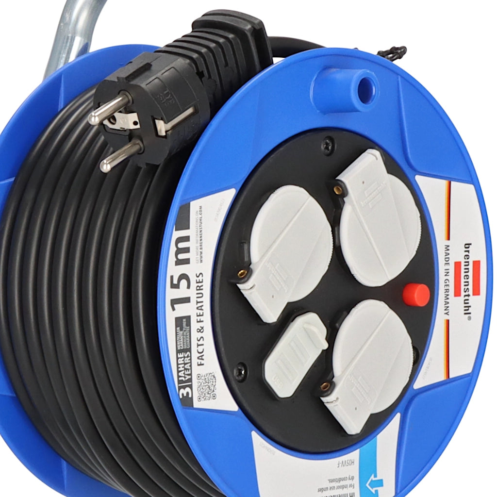 Brennenstuhl Kabeltrommel 3-fach + 2x USB 15m (1079180600) Nahaufnahme von links der 3 Steckdosen und der USB Ladesteckdose 