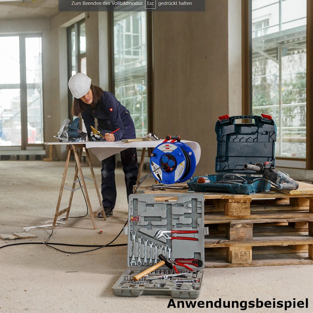 Eine Frau zeichnet auf einer Baustelle einen Plan und vor ihr befinden sich Werkzeuge und eine Kabeltrommel von Brennenstuhl