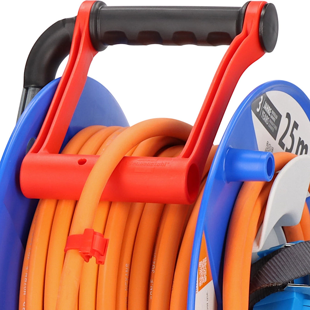 Brennenstuhl Kabeltrommel Garant CEE 25m (1182470100) Nahaufnahme vom Cablepilot mit Tragegriff