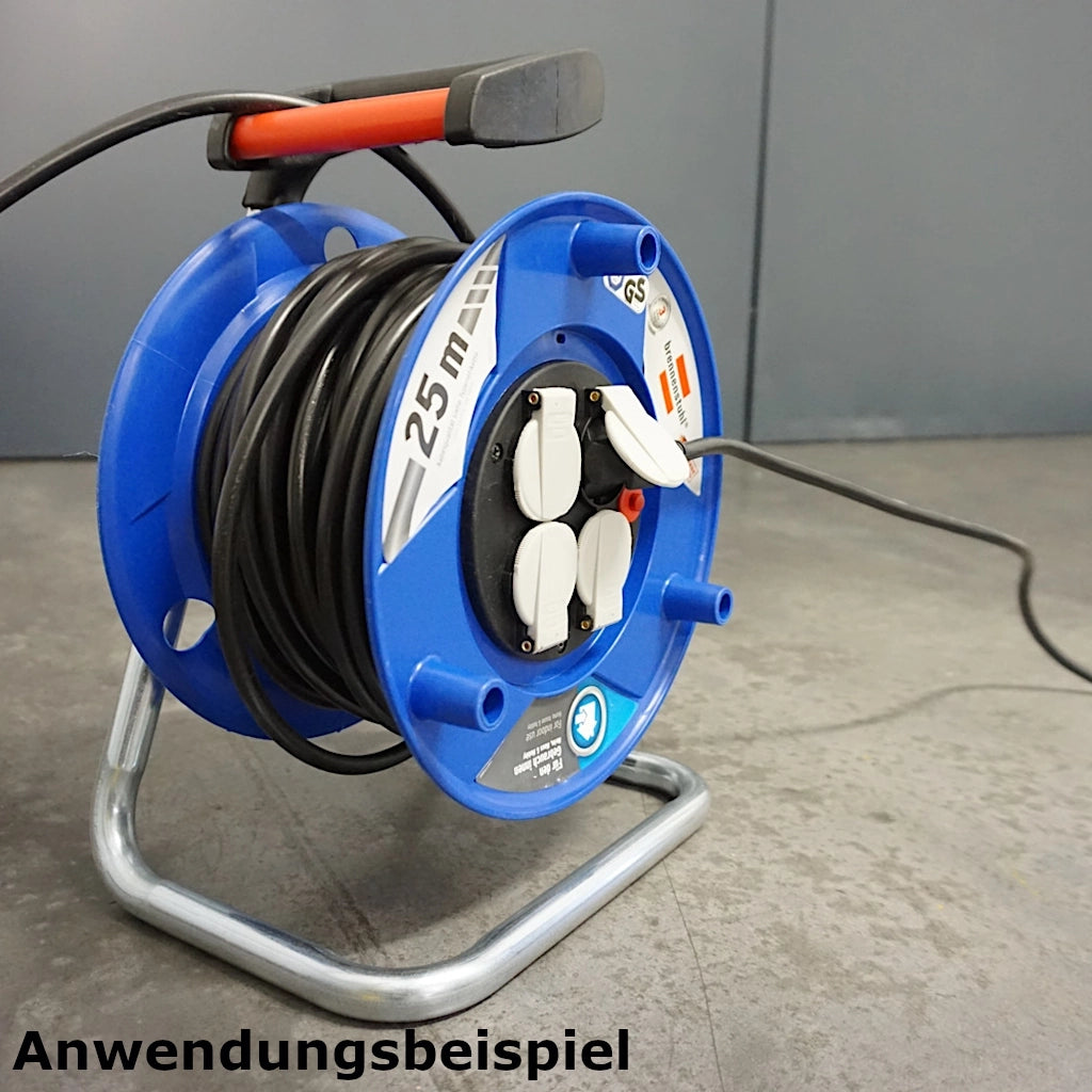 Eine Brennenstuhl Kabeltrommel steht auf einem grauen Betonboten mit einem eingesteckten Stecker.