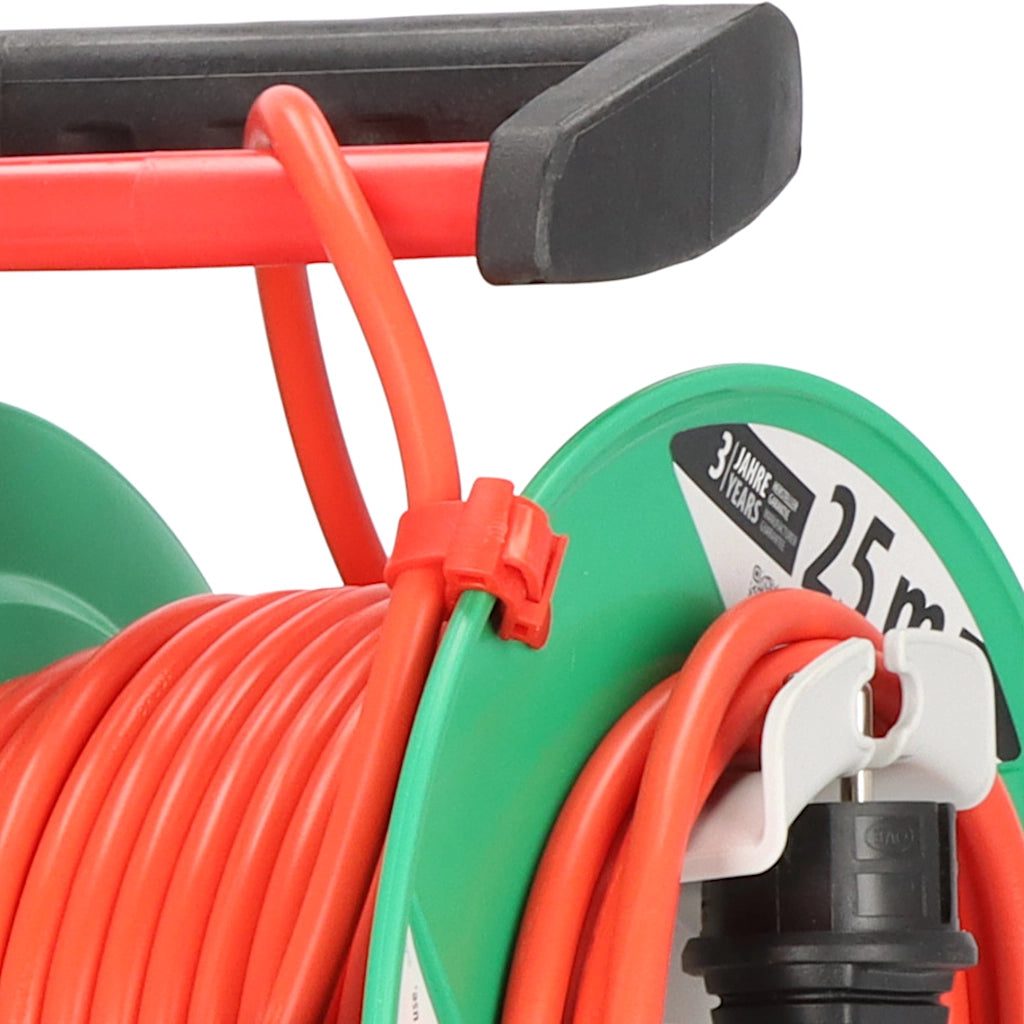 Brennenstuhl Kabeltrommel Garant G 25m IP44 (1098550001) Nahaufnahme vom Tragegriff mit Kabelfixierung