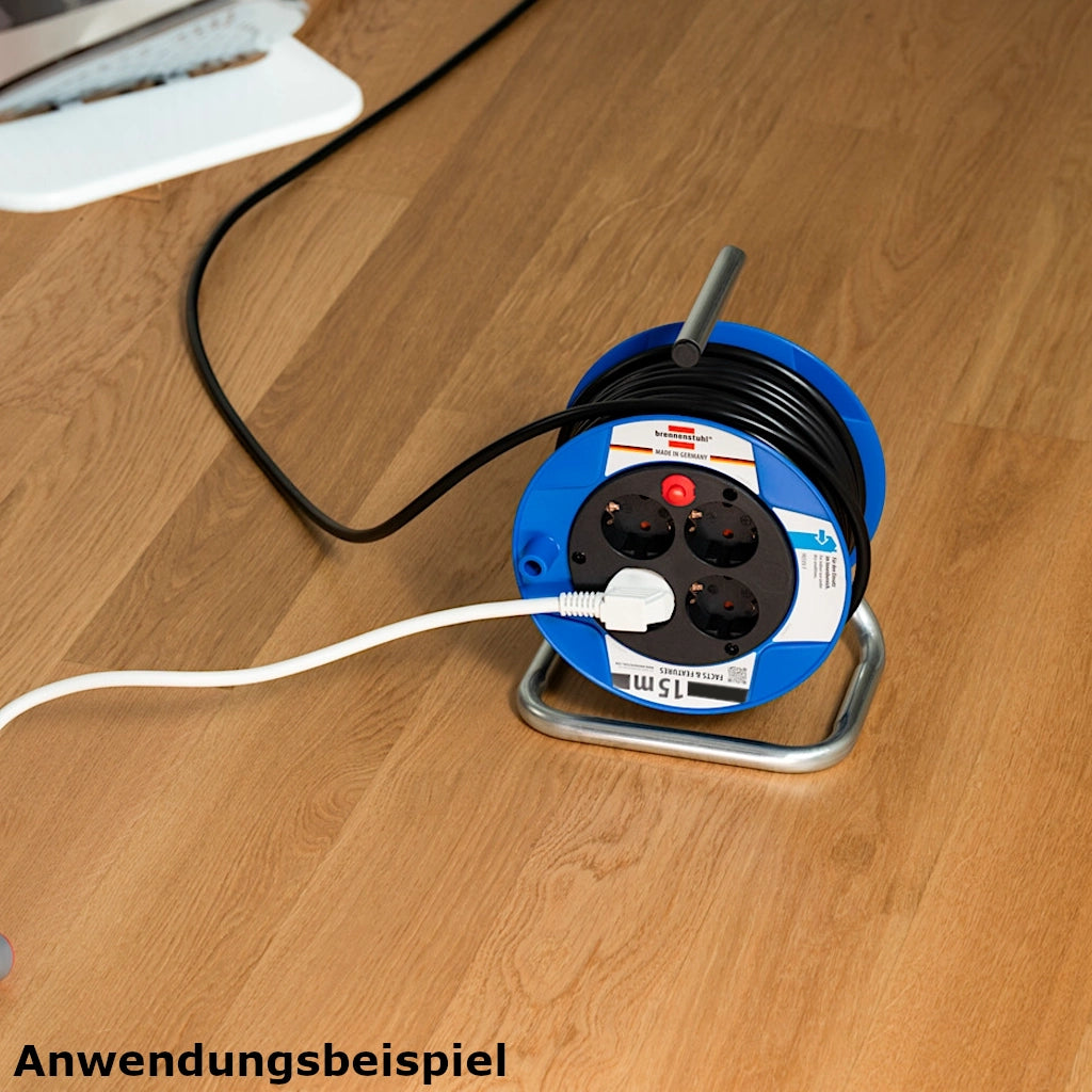 Eine Brennenstuhl Kabeltrommel mit einem eingesteckten Stecker steht auf einem Parkettboden