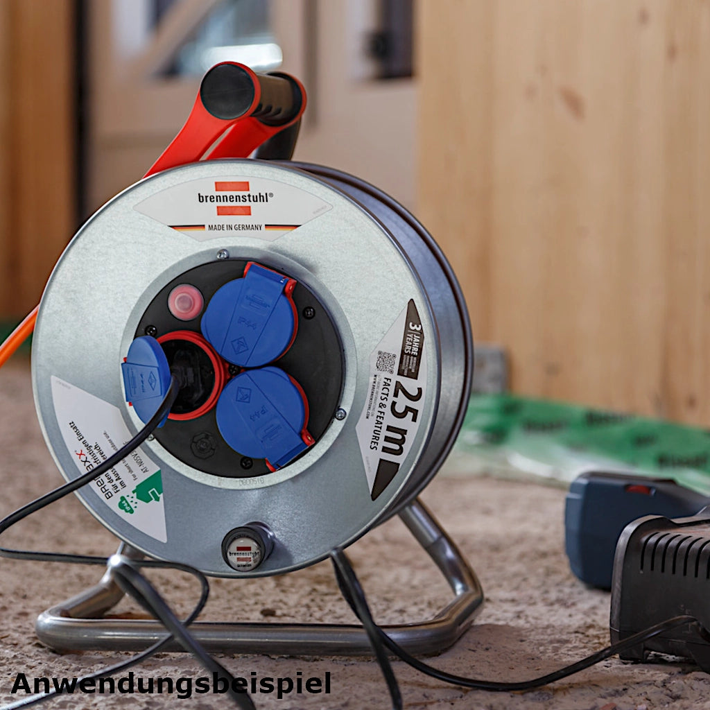 Brennenstuhl Kabeltrommel Garant S 3-fach 25m IP44 (1198740) im Einastz auf einer Baustelle