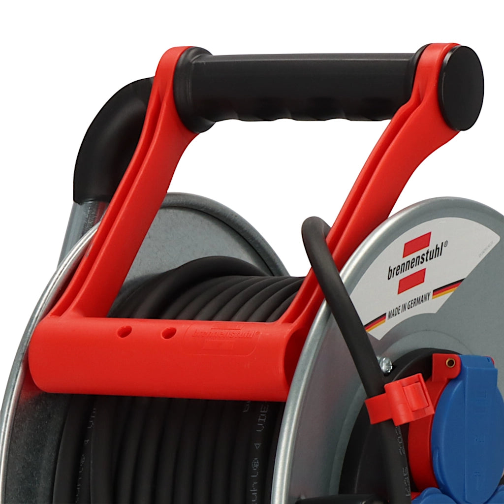 Brennenstuhl Kabeltrommel Garant S 3-fach 25m IP44 (1198580) Nahaufnahme vom Tragegriff mit Cablepilot