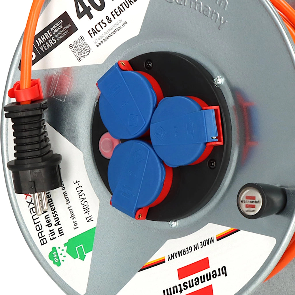 Brennenstuhl Kabeltrommel Garant S 3-fach 40m IP44 (1198750) Nahaufnahme der 3 Steckdosen mit Klappdeckeln