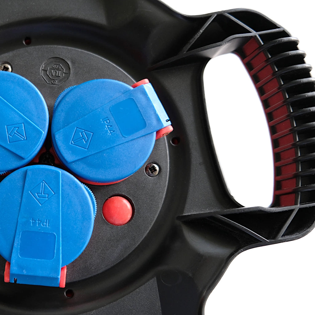 Brennenstuhl X-Gum Kabeltrommel 3-fach 10m IP44 (1169710100) Ansicht 3 Steckdosen mit Klappdeckel und Tragegriff