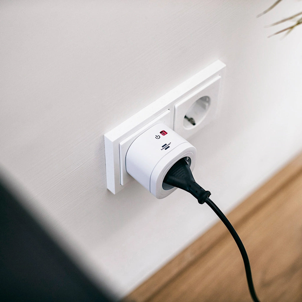  Eine Brennenstuhl WiFi Steckdose eingesteckt in einer Steckdose an einer weißen Wand - Ansicht von oben