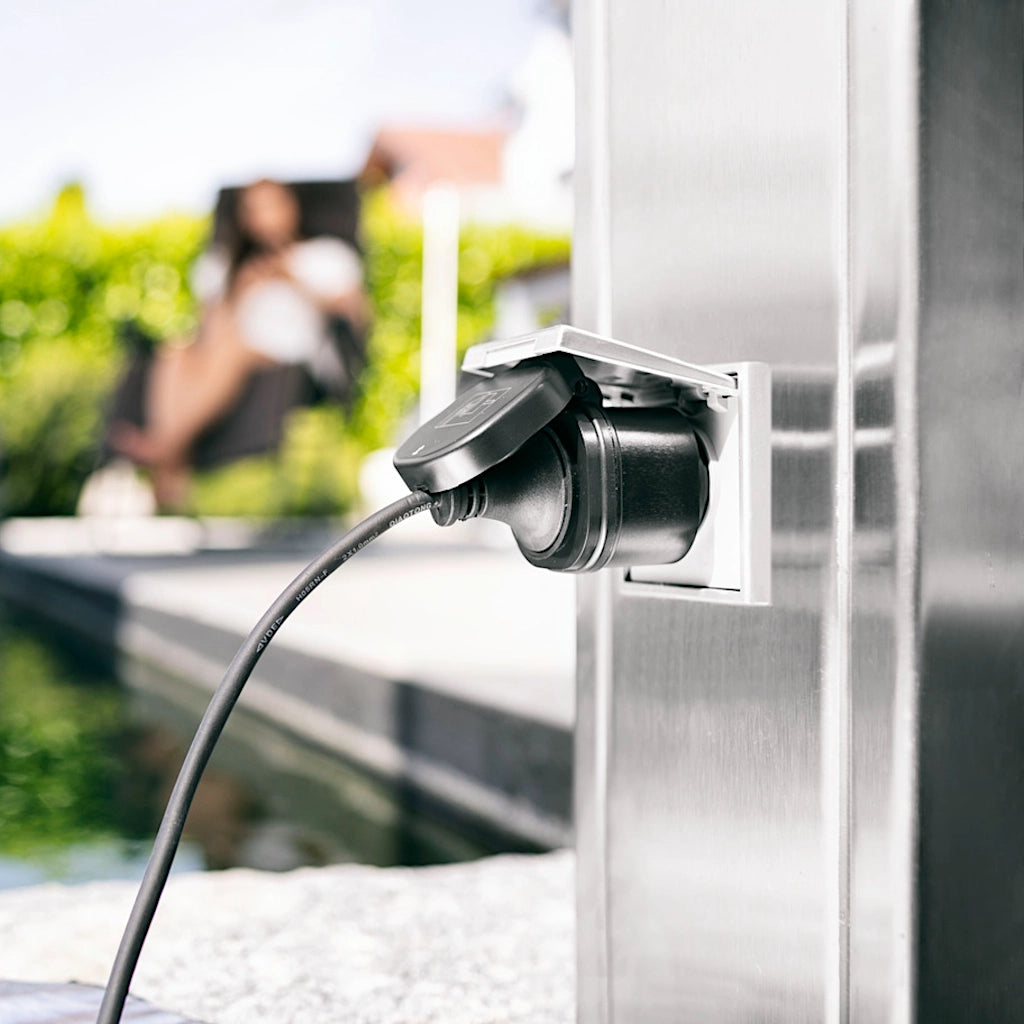 Eine Brennenstuhl WiFi Steckdose WA3000 XS02 schwarz steckt am Pool in einer Steckdose mit einem eingesteckten Stecker