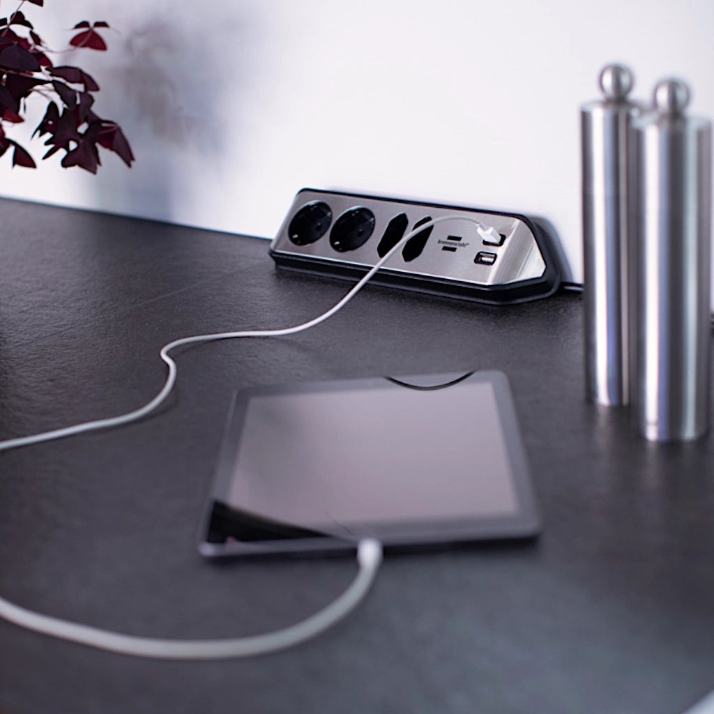 Eine Brennenstuhl Eck-Steckdosenleiste liegt auf einer grauen Küchenarbeitsplatte