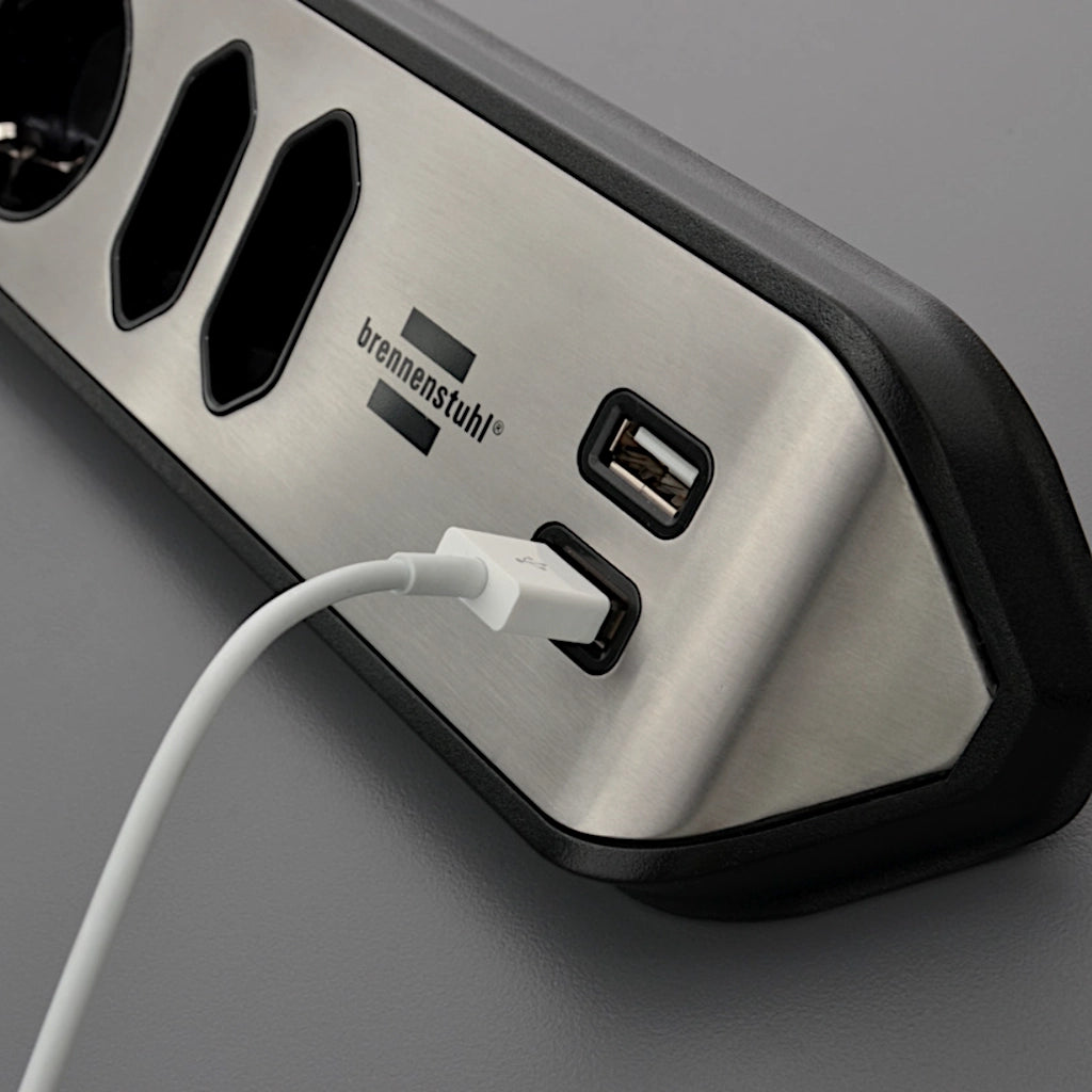 Brennenstuhl Eck-Steckdosenleiste 4-fach 2xUSB Edelstahl / schwarz (1153590410) Nahaufnahme der USB Anschlüsse mit einem Stecker in der USB Buchse