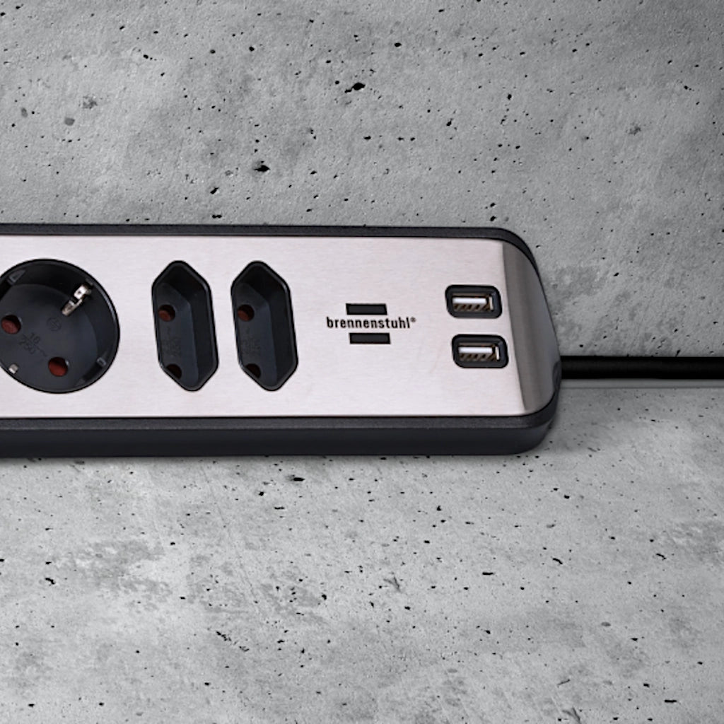 Eine Brennenstuhl Eck-Steckdosenleiste ist an einer grauen Betonwand in der Ecke horizontal montiert