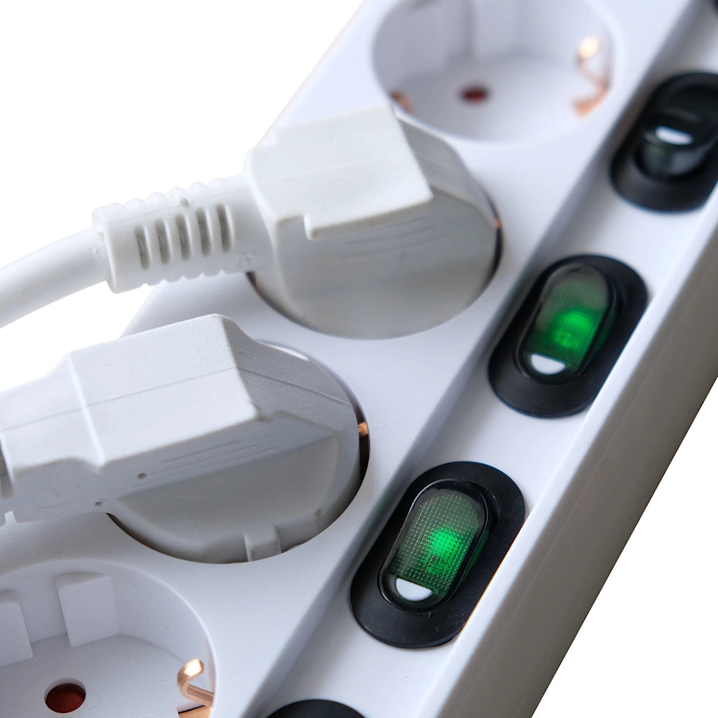 Brennenstuhl Steckdosenleiste 6-fach einzeln schaltbar weiß (1153110126) Nahaufnahme vom Steckdoseneinsatz und Schalter