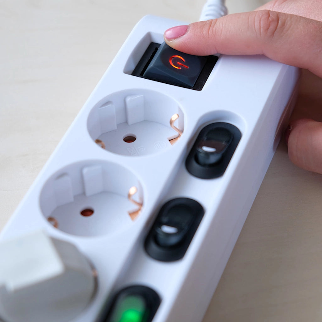 Brennenstuhl Steckdosenleiste 6-fach einzeln schaltbar weiß (1153110126) Nahaufnamhe vom Hauptschalter