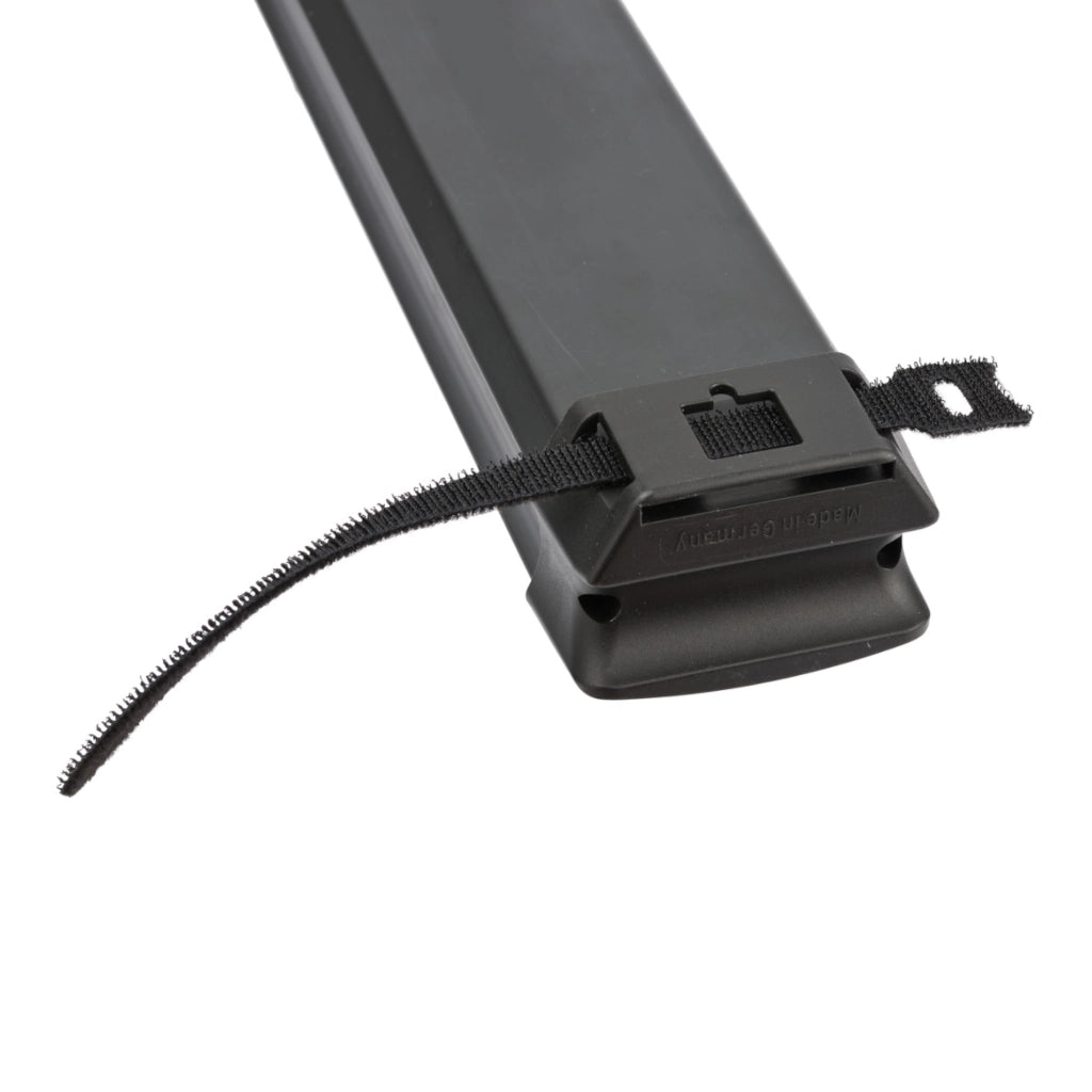 Ein Kabelbinder ist durch eine Befestigungsöse einer Brennenstuhl Steckdosenleiste gezogen - eine Möglichkeit der Befestigung