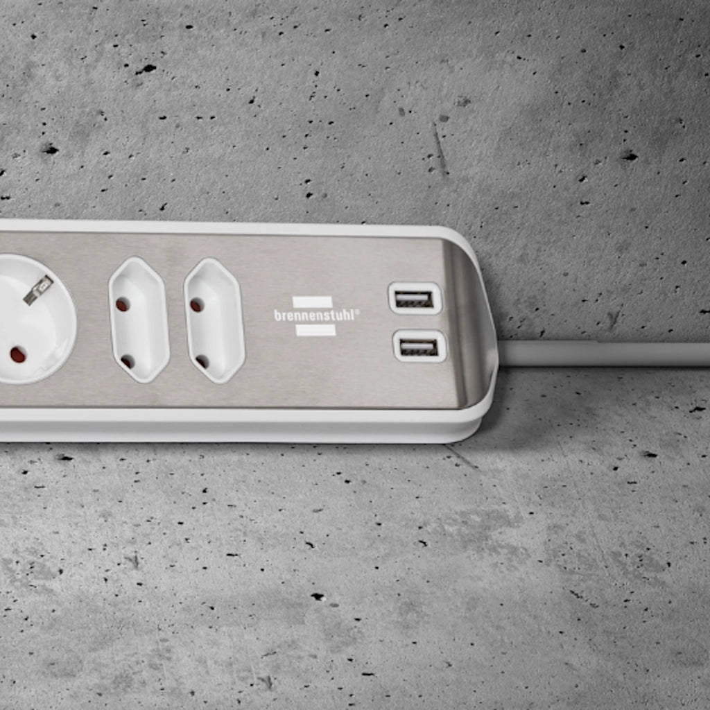 Eine Brennenstuhl Eck-Steckdosenleiste ist an einer grauen Betonwand in der Ecke horizontal montiert