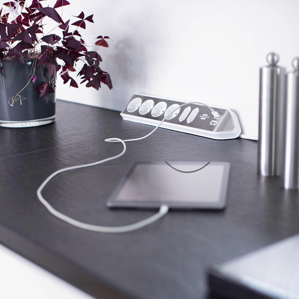 Eine Brennenstuhl Eck-Steckdosenleiste liegt auf einer grauen Küchenarbeitsplatte