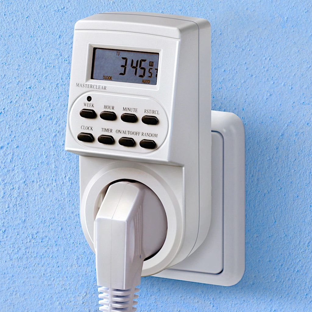 Eine weiße digitale Brennenstuhl Zeitschaltuhr steckt an einer blauen Wand in einer Steckdose mit eingestecktem Stecker