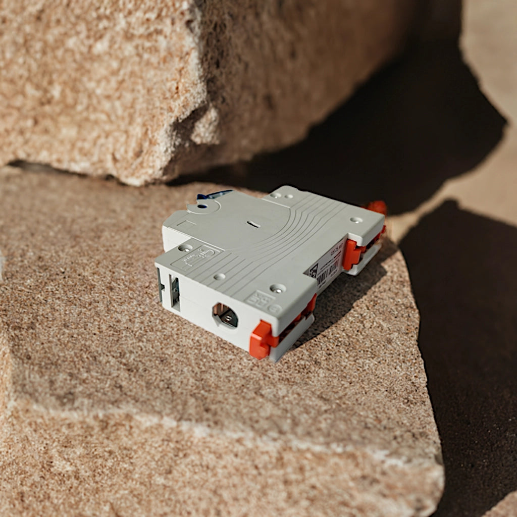 Gewiss Leitungsschutzschalter MT100 B32A (GW92511) auf einem sandfarbigen Stein liegend